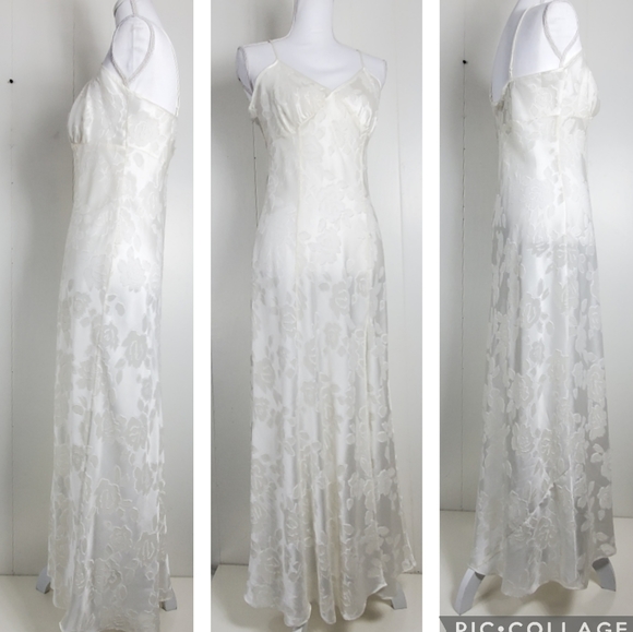 Vintage gold label  nightgown with 23.5" slit, subtle floral sexy chemise medium - Picture 11 of 13